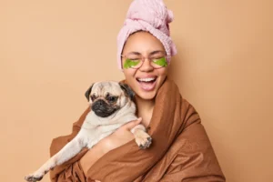 mujer con una mascota muestra lo beneficioso de nuestros productos de higiene personal